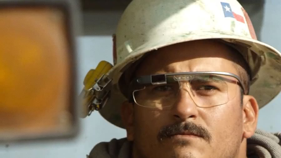 Pracownik z Google Glass
