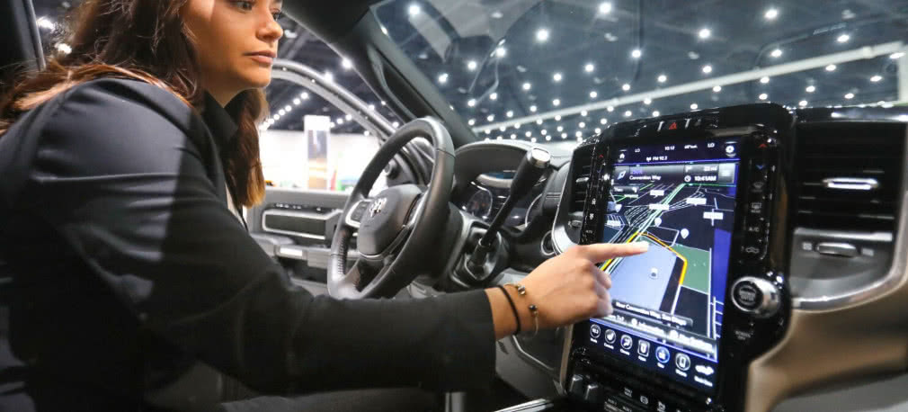 Samochód jako system i platforma usług. Gdy bity na sekundę wyprzedzają kilometry na godzinę