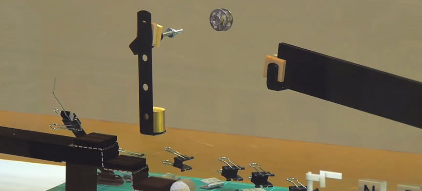 Rzecz, która po zanurzeniu w cieczy traci na… widzialności