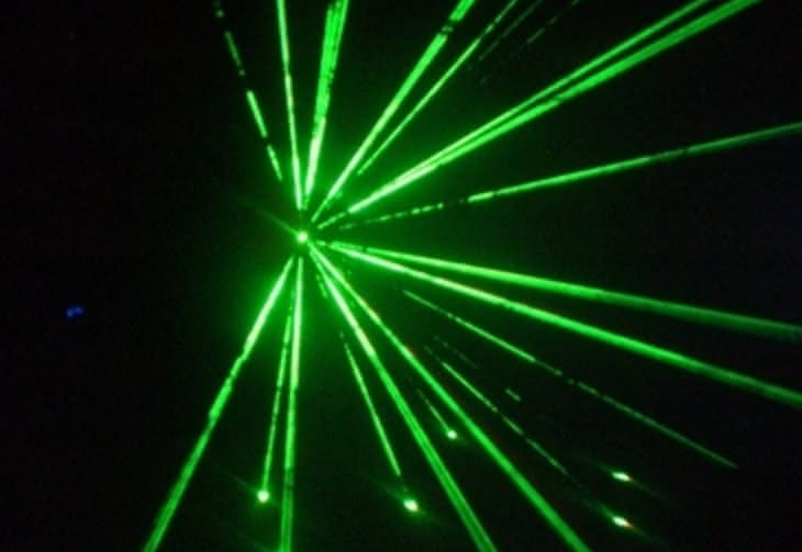 Nadzwyczaj oszczędne lasery polarytonowe
