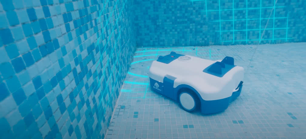 Robot z sonarem do sprzątania basenów