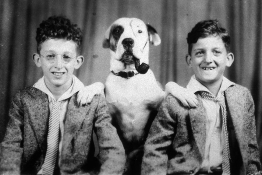 W dzieciństwie, ze swoim bratem i psem - Jerome po lewej