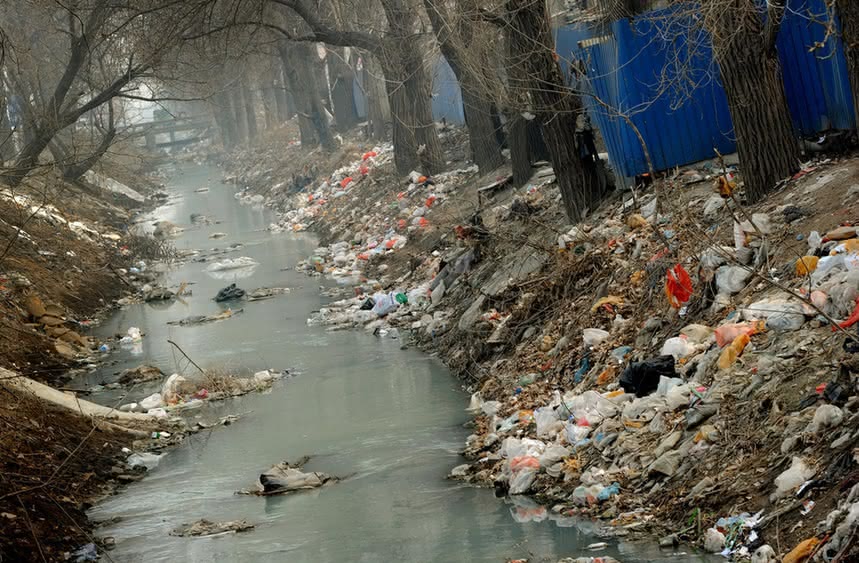 Śmieci nad strumieniem w Chinach