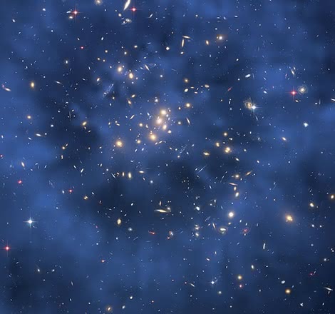 Soczewkowanie grawitacyjne pierścienia ciemnej materii w gromadzie galaktyk CL0024+17
