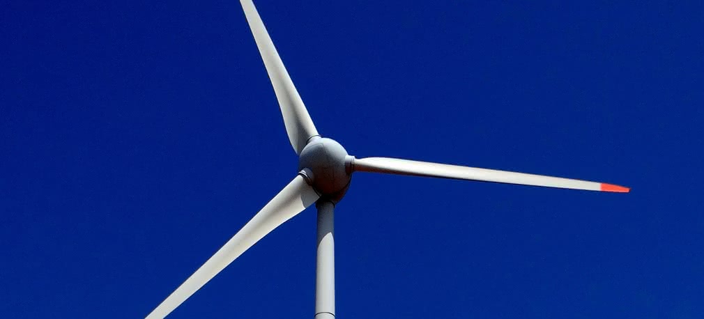Drony dbają o sprawność turbin wiatrowych