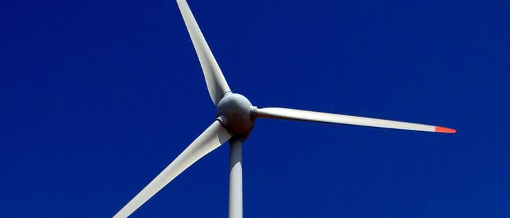 Drony dbają o sprawność turbin wiatrowych