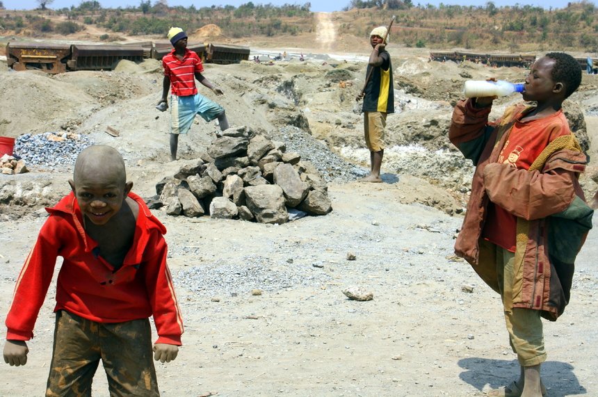 Dzieci w kopalni w kongijskiej Katandze