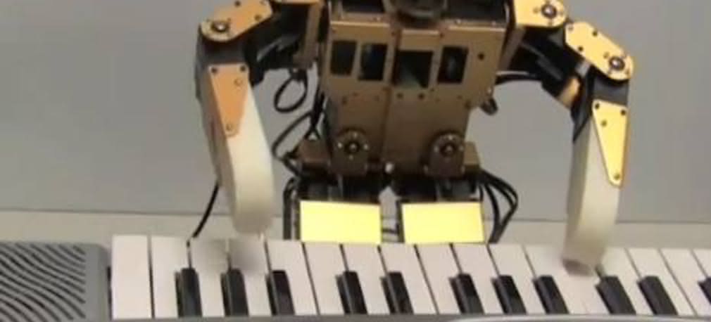 Niezwykły robot gra, jak z nut