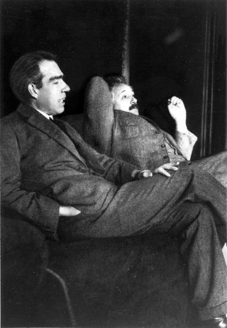 Niels Bohr (1885-1962) z Albertem Einsteinem (1879-1955), w 1925 r. (Fot. Paul Ehrenfest)