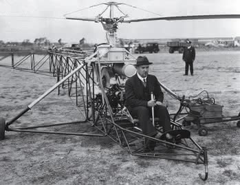 Sikorski w swoim prototypie śmigłowca w 1940 r.