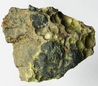 Blenda smolista z czeskiej kopalni w Sudetach. Rudy uranu to źródło wielu pierwiastków promieniotwórczych.