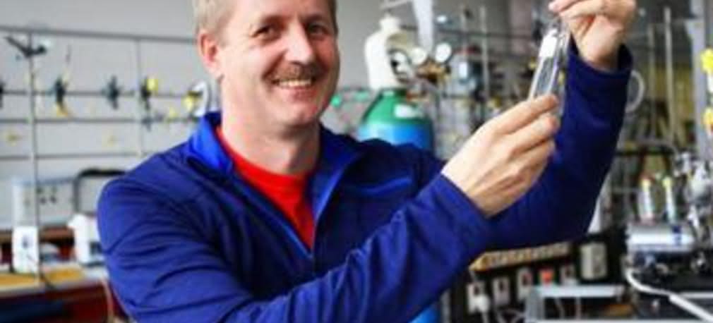Chemiczne wiązanie dwóch dodatnich jonów