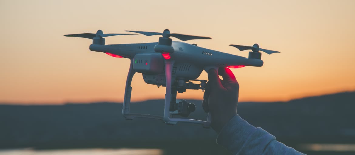 Autonomiczne drony przepędzą ptaki z lotnisk