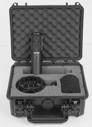 Wraz z mikrofonem otrzymujemy równie profesjonalną jak on walizkę, uchwyt elastyczny oraz przezroczysty akustycznie filtr przeciwpodmuchowy.