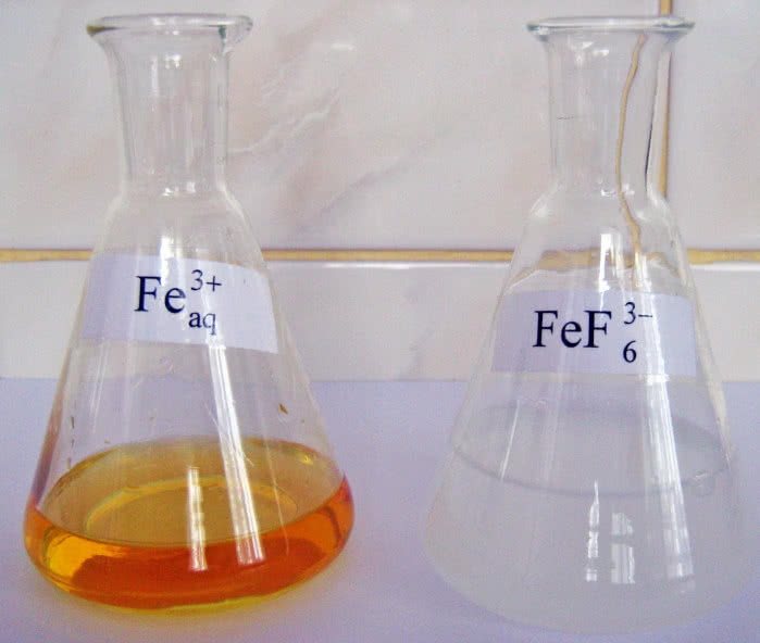 Uwodniony jon żelaza(III) ma żółtą barwę, a kompleks fluorkowy jest bezbarwny