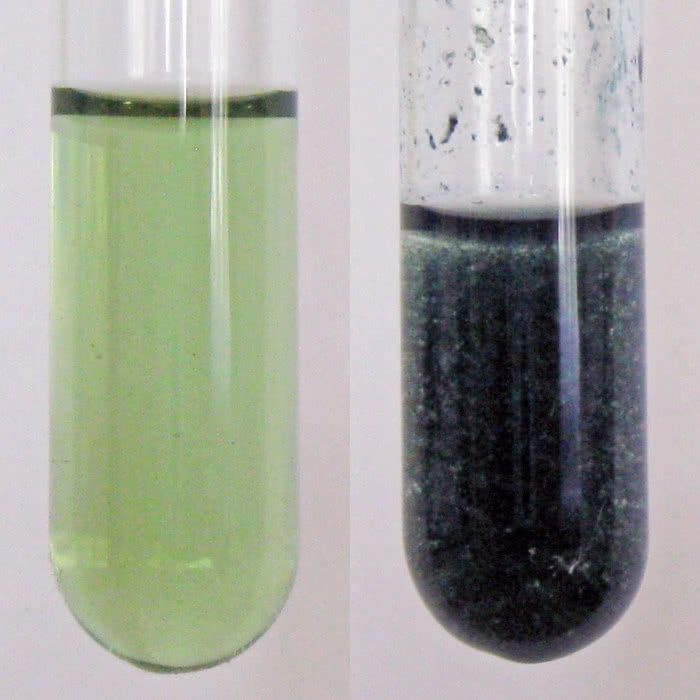 Z lewej: roztwór soli miedzi i żelaza. Z prawej: probówka po dodaniu roztworu żelazocyjanku. Nie można stwierdzić obecności jonów miedzi w próbce