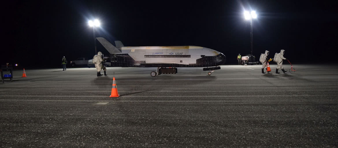Tajemniczy X-37B wraca po rekordowej misji