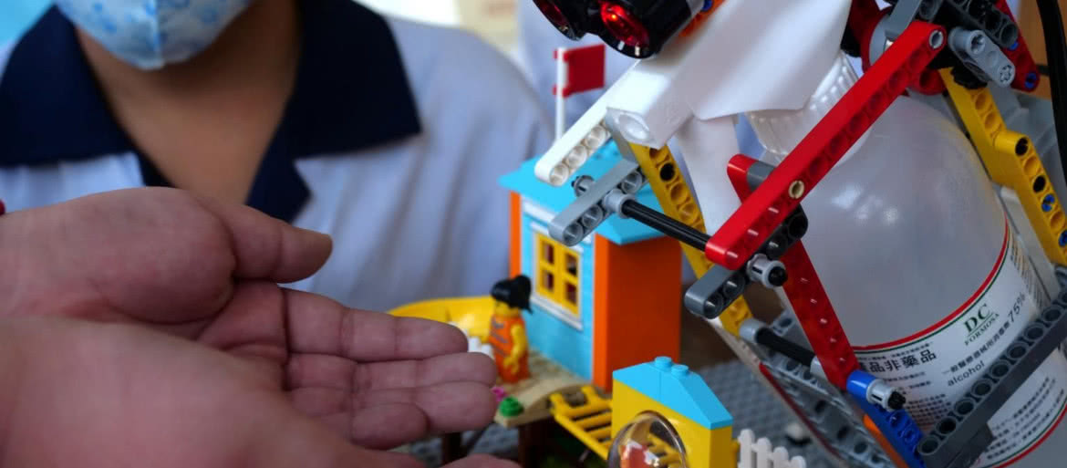 Tajwan: uczniowie zbudowali robota pomagającego dzieciom dezynfekować ręce